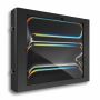Zijaanzicht van de zwarte Compulocks Apex wandhouder voor iPad Pro 13 inch, gemonteerd aan de muur met een strak ontwerp.