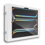Zijaanzicht van de Compulocks Apex wandhouder voor iPad Pro 13 inch, gemonteerd aan de muur met een strak ontwerp.