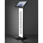 Studiofoto van de zwarte Compulocks BrandMe Lumina Apex vloerstandaard met Microsoft Surface Pro 11, voorzien van een verlicht brandingpaneel.
