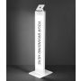 Studiofoto van de witte Compulocks BrandMe Lumina VESA vloerstandaard, schuin van voren gezien met een verlicht paneel voor eigen branding en logo.