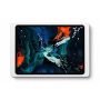 Close-up van de Displine Companion Wall 2.0 wandhouder met iPad Pro 11 inch, zichtbaar in een stijlvolle witte afwerking.