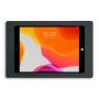 Recht vooraanzicht van de antracietkleurige Displine Companion Wall wandhouder met een geplaatste iPad 10.2 inch in een strakke, vaste behuizing.