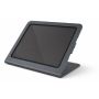 Zijaanzicht van de Heckler Design Windfall tabletstandaard voor iPad Air, in gebruik met een schuin scherm.