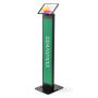 Studio productfoto van de Compulocks BrandMe Lumina Magnetix vloerstandaard, schuin vooraanzicht met een gemonteerde tablet en groen merkpaneel.