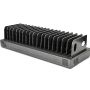 Zijaanzicht van het Torvik OLS-20 oplaadstation met 20 USB-C poorten en open compartimenten voor apparaten.