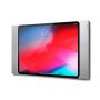 Zijaanzicht van de Smart Things sDock Fix wandhouder met een iPad Pro 13 inch (2025) bevestigd, in zilveren afwerking.