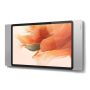 Zijaanzicht van de Smart Things sDock Fix wandhouder voor Samsung Galaxy Tab S9, gemonteerd aan de muur met een tablet in gebruik.