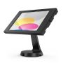 Zijaanzicht van de Compulocks Mast Swell tafelstandaard voor iPad, met een zwarte afwerking en een schuin geplaatste iPad.