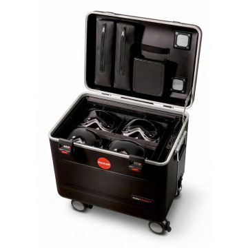 Open PARAT VR headset oplaadkoffer met vier VR headsets en opbergvakken voor accessoires.