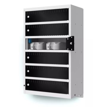 Zijaanzicht van de Lockeel wand laadlocker met 6 compartimenten, met een open compartiment en zichtbare laadstations.