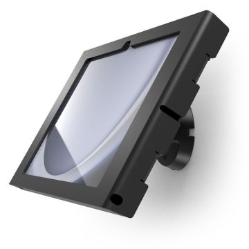 Zijaanzicht van de zwarte Compulocks Bow Apex wandhouder voor Samsung Galaxy Tab A9+, gemonteerd aan de muur.