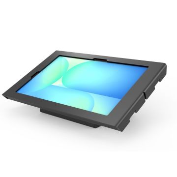 Hoekzicht van de Compulocks AV Capsule Apex tafelstandaard voor Samsung Galaxy Tab S10 FE+, met een zwart ontwerp en een tablet in gebruik.