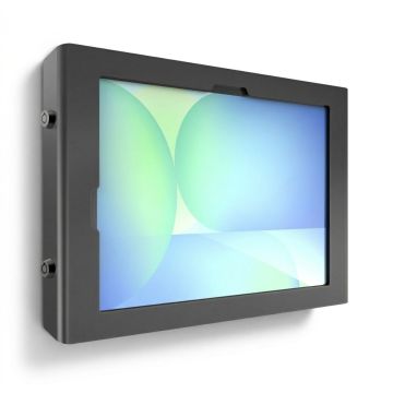 Zijaanzicht van de Compulocks Apex wandhouder voor Samsung Galaxy Tab S10+ FE, gemonteerd aan de muur met een tablet erin.