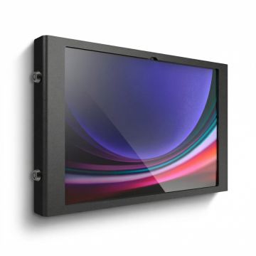 Zijaanzicht van de Compulocks Apex wandhouder voor de Samsung Galaxy Tab S11 Ultra, gemonteerd aan de muur met een strak zwart ontwerp.