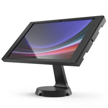 Zijaanzicht van de Compulocks Mast Apex tafelstandaard voor Samsung Galaxy Tab S11 Ultra in zwart, met een hellende hoek voor optimale zichtbaarheid.