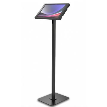 Zijaanzicht van de Compulocks Swift Apex vloerstandaard voor Samsung Galaxy Tab S10 Ultra in zwart, met een schuin geplaatste tablet.