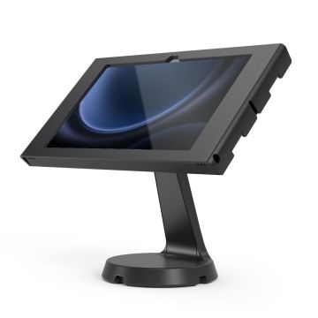 Zijaanzicht van de Compulocks Mast Apex tafelstandaard voor Samsung Galaxy Tab S9, met een schuin geplaatste tablet.