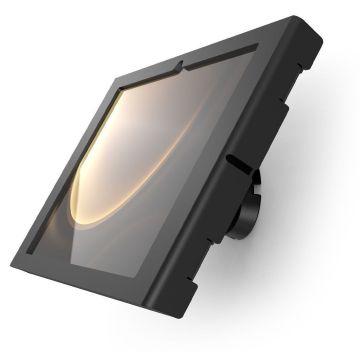 Zijaanzicht van de zwarte Compulocks Bow Apex wandhouder voor Samsung Galaxy Tab S10+, gemonteerd aan de muur.