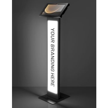 Studio-opname van de zwarte Compulocks BrandMe Lumina Apex vloerstandaard voor Samsung Galaxy Tab S10+ met verlicht brandingpaneel in een hoekaanzicht.
