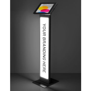 Studiofoto van de zwarte Compulocks BrandMe Lumina Apex vloerstandaard voor iPad 11 inch, schuin van voren met verlicht paneel voor eigen branding.