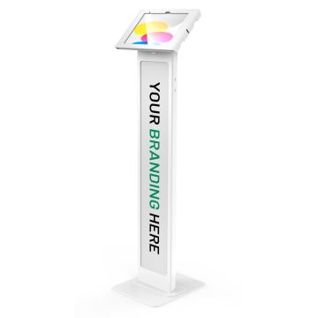 Studiofoto in driekwart aanzicht van de witte Compulocks BrandMe Apex vloerstandaard voor iPad 10.9 inch met een personaliseerbaar paneel aan de voorzijde.