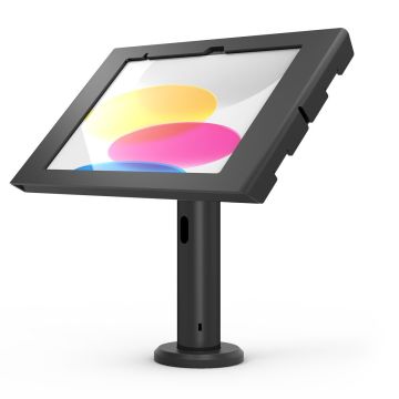 Zijaanzicht van de Compulocks Rise tafelhouder met iPad in een hoek van 20 cm, zwart ontwerp met heldere kleuren op het scherm.