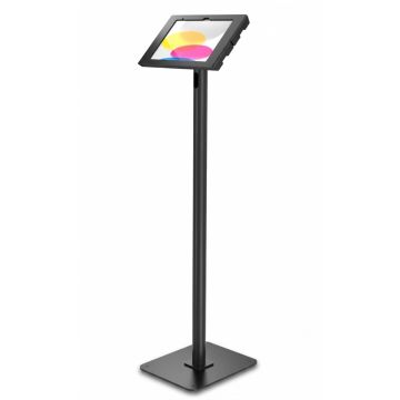 Zijaanzicht van de Compulocks Swift Apex vloerstandaard voor iPad, zwart, met een heldere display in gebruik.