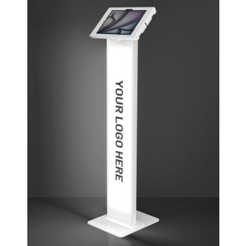 Studiofoto van de witte Compulocks BrandMe Lumina Apex vloerstandaard voor iPad Air 11 inch, schuin van voren met verlichte display voor logo's.