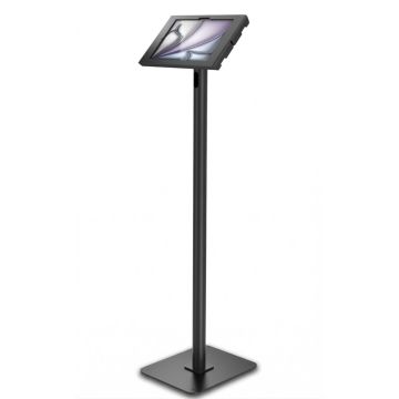 Zijaanzicht van de Compulocks Swift Apex vloerstandaard voor iPad Air 11 inch, zwart, met een schuin geplaatste tablet.