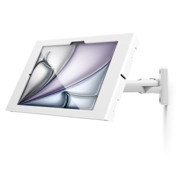 Zijaanzicht van de Compulocks Swing Apex wandhouder voor iPad Pro 11 inch, gemonteerd aan de muur met een stijlvolle witte afwerking.