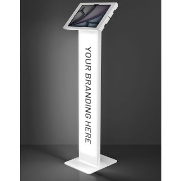 Studiofoto van de witte Compulocks BrandMe Lumina Apex vloerstandaard voor iPad Air 13 inch, schuin van voren gezien met verlichte reclamezuil.