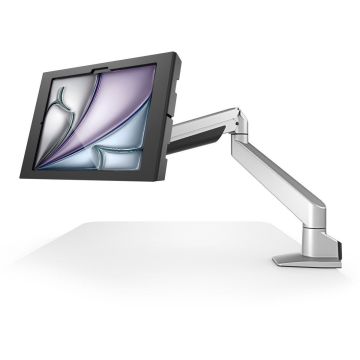 Zijaanzicht van de Compulocks Reach Apex tafelhouder voor iPad Air, gemonteerd en in gebruik op een bureau.
