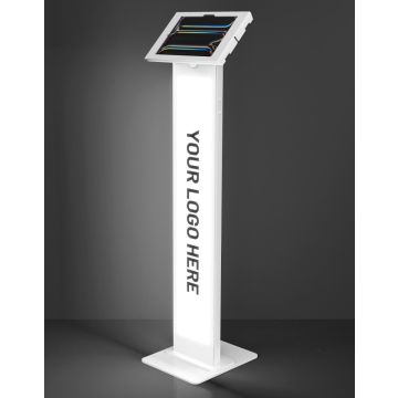 Studiofoto van de witte Compulocks BrandMe Lumina Apex vloerstandaard voor iPad 10.9 inch, schuin van voren met verlicht paneel voor logo-weergave.
