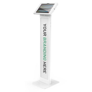 Studiofoto in driekwart aanzicht van de witte Compulocks BrandMe Apex vloerstandaard voor iPad Pro 11 inch, voorzien van een tekstpaneel voor branding.