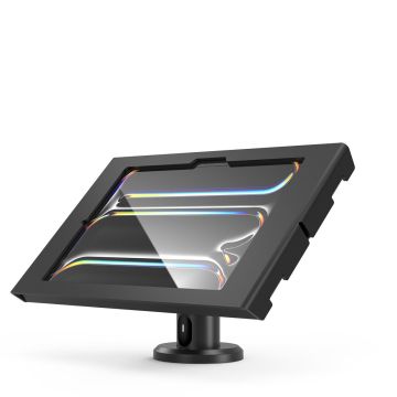 Hoekzicht van de Compulocks Rise tafelhouder met een iPad Pro 11 inch, zwart, met een duidelijke focus op het ontwerp en de bevestigingsbasis.