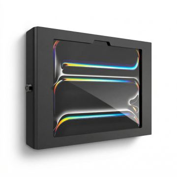 Zijaanzicht van de Compulocks Apex wandhouder voor iPad Pro 11 inch, zwart, gemonteerd aan de muur met een iPad in de houder.