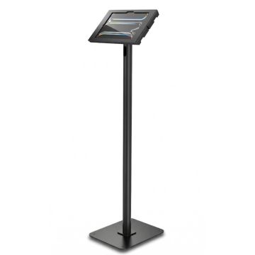 Zijaanzicht van de Compulocks Swift Apex vloerstandaard voor iPad Pro 11 inch, zwart, met een stevige basis en een schuin geplaatst scherm.