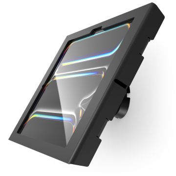 Zijaanzicht van de Compulocks Bow Apex wandhouder voor iPad Pro 13 inch, gemonteerd aan de muur met een strak ontwerp.