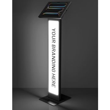Studiofoto van de zwarte Compulocks BrandMe Lumina Apex vloerstandaard voor iPad Pro 13 inch, met een verlicht reclamepaneel in de verticale kolom.