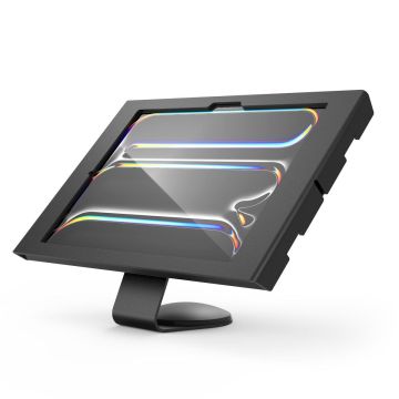 Zijaanzicht van de Compulocks Core Apex tafelhouder voor iPad Pro 13 inch, met een moderne, zwarte afwerking en een stevige basis.