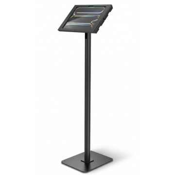 Zijaanzicht van de Compulocks Swift Apex vloerstandaard voor iPad Pro 13 inch, zwart, met een stevige basis en een schuin geplaatste houder.