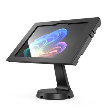 Zijaanzicht van de Compulocks Mast Apex tafelstandaard met een Microsoft Surface Pro 11, in een hoekige positie.