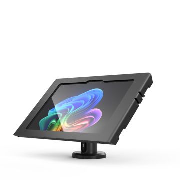 Zijaanzicht van de Compulocks Rise tafelhouder voor Microsoft Surface Pro 11, met een schuin geplaatste tablet.