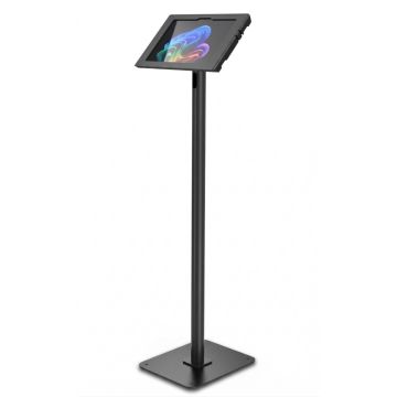 Zijaanzicht van de Compulocks Swift Apex vloerstandaard voor Microsoft Surface Pro 11, zwart, met een tablet gemonteerd in een verticale positie.