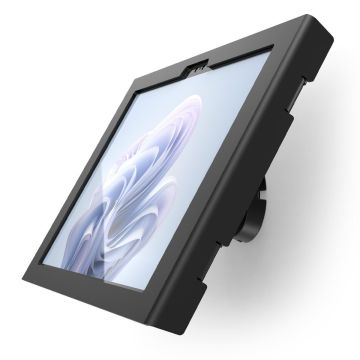 Zijaanzicht van de zwarte Compulocks Bow Apex wandhouder voor Microsoft Surface Pro 11, gemonteerd op een muur.