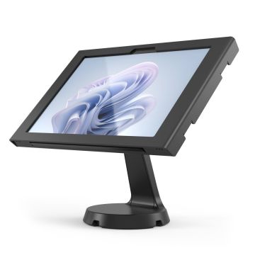 Zijaanzicht van de Compulocks Mast Apex tafelstandaard met Microsoft Surface Pro 11, in gebruik met een heldere weergave.