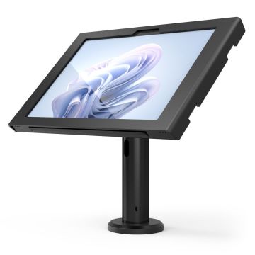 Zijaanzicht van de Compulocks Rise tafelhouder voor Microsoft Surface Pro 11, met een schuin geplaatste tablet.