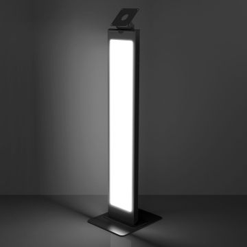 Studiofoto van de zwarte Compulocks BrandMe Lumina VESA vloerstandaard, schuin van voren gezien met de verlichte LED-strip in een donkere omgeving.