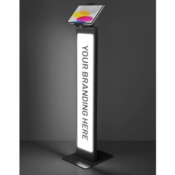 Studiofoto van de zwarte Compulocks BrandMe Lumina Cling vloerstandaard met verlicht reclamepaneel en een gemonteerde tablet in een schuine hoek.