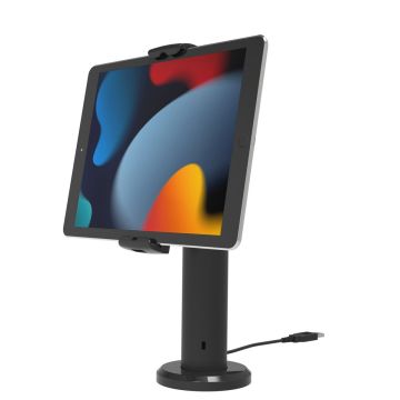 Zijaanzicht van de Compulocks Rise tafelhouder met een tablet bevestigd, zichtbaar met oplaadkabel.